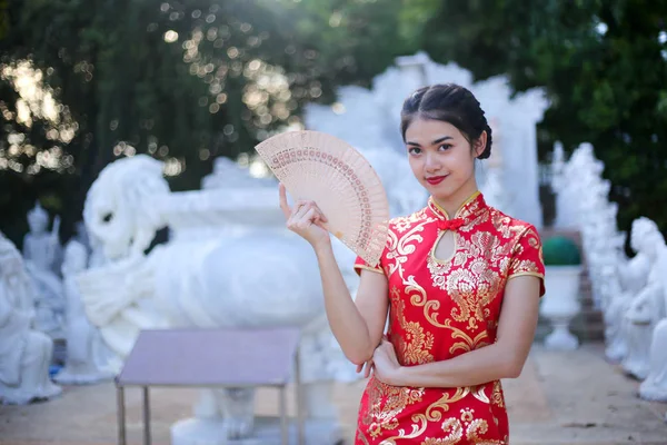 Hermosa mujer asiática sosteniendo dólares o dinero con bolsillo de la suerte — Foto de Stock