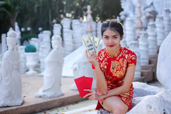 Schöne asiatische Frau hält Dollars oder Geld mit Glückstasche — Stockfoto