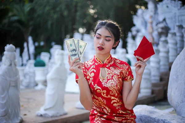 Schöne asiatische Frau hält Dollars oder Geld mit Glückstasche — Stockfoto