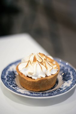 Tatlı kafedeki masada limonlu turta..