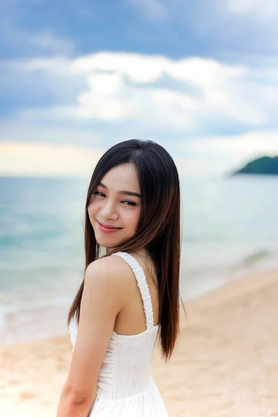 Menina bonita jovem mulher asiática em pé na água em arenoso no th — Fotografia de Stock