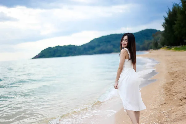 아름다운 소녀 아시아 여인이 샌디 위에서 물 속에서 있다 — 스톡 사진