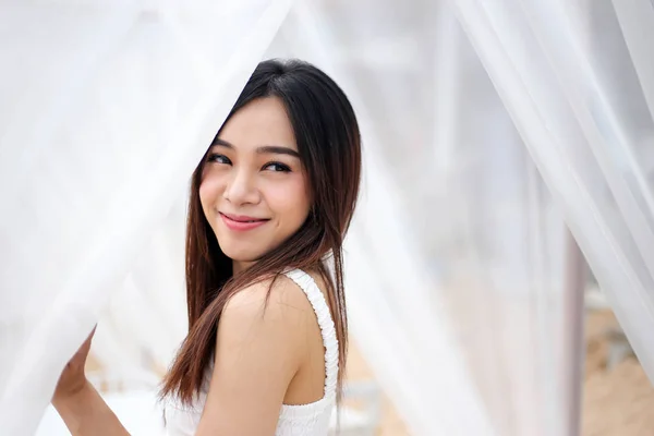 Menina bonita jovem mulher asiática sorrindo na praia ao pôr do sol, e — Fotografia de Stock