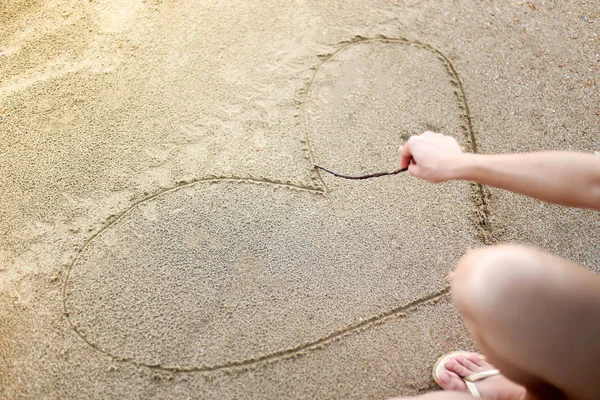 해 가 지는 해변에서 모래 위에 글씨쓰기를 좋아하죠.. — 스톡 사진
