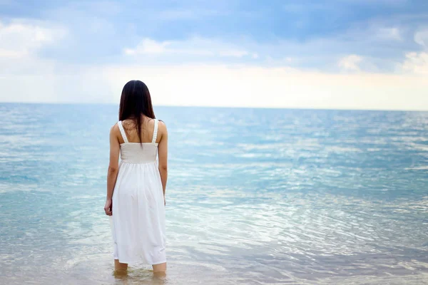 Красивая девушка молодая женщина Асия стоя в воде на песке на й — стоковое фото