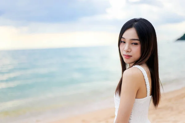 Güzel bir kız. Genç bir kadın. Asya, kumların üzerinde suyun içinde duruyor. — Stok fotoğraf
