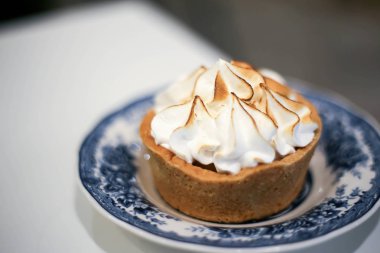 Tatlı kafedeki masada limonlu turta..