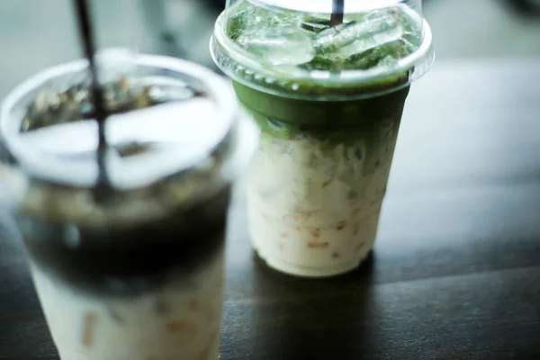 Sélectif de focus glace cappuccino café et matcha thé vert en — Photo