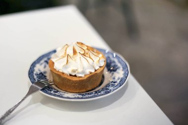 Tatlı kafedeki masada limonlu turta..