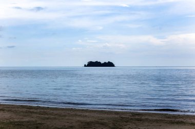 Güzel plaj manzarası, güzel tropik plaj, tatil ve tatil.