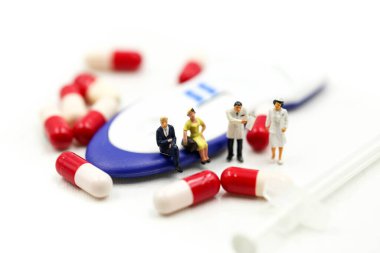 Minyatür insanlar: Pozitif hamilelik testi olan çift ve doktor sperm, sağlıklı bir çocuk konseptinin doğuşu.