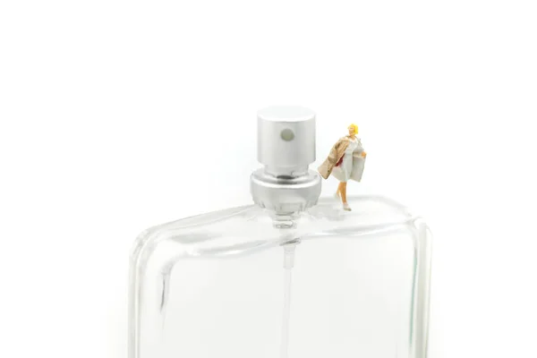 Miniatyr Människor Vacker Kvinna Med Flaska Parfym — Stockfoto