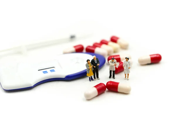 Miniaturowe Osoby Para Lekarz Dodatnim Wynikiem Testu Ciążowego Sperma Narodziny — Zdjęcie stockowe