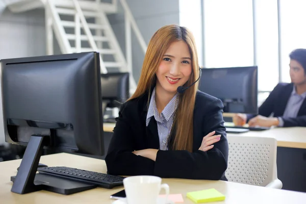 Asia Grupo Trabajadores Centros Llamadas Equipo Empresarial Seguro Con Auriculares — Foto de Stock