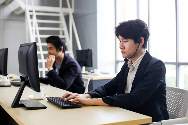 Asia Group Call Center Werknemers Zelfverzekerd Business Team Met Headset — Stockfoto