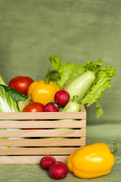 Buah Dan Sayuran Dalam Kotak Kayu Dengan Latar Belakang Hijau — Stok Foto