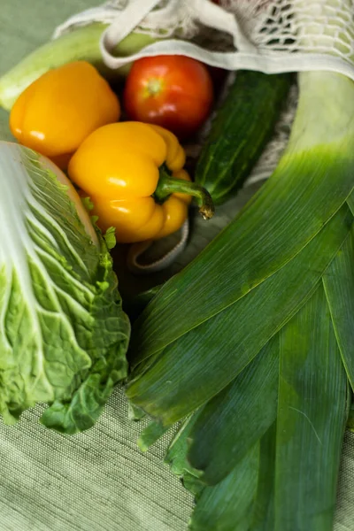 Alimentation saine fond. Aliments sains en sac écologique, légumes et fruits sur fond vert. Shopping alimentaire concept de supermarché. — Photo