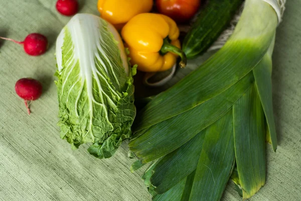 Здоровое питание. Здоровое питание в экологической сумке, овощи и фрукты на зеленом фоне. Концепция супермаркета. — стоковое фото
