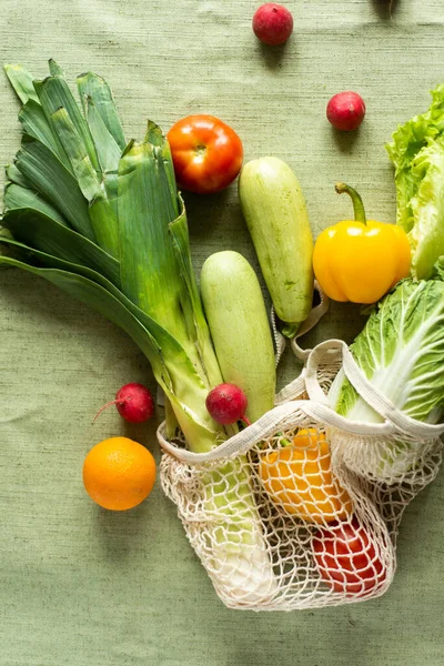 Alimentation saine fond. Aliments sains en sac écologique, légumes et fruits sur fond vert. Shopping alimentaire concept de supermarché. — Photo