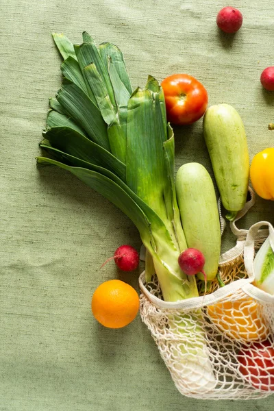 Здоровое питание. Здоровое питание в экологической сумке, овощи и фрукты на зеленом фоне. Концепция супермаркета. — стоковое фото