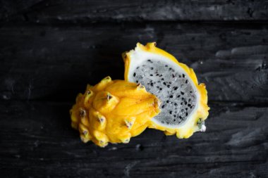 Ahşap arka planda sarı pitahaya ejder meyvesi