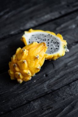 Ahşap arka planda sarı pitahaya ejder meyvesi