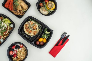 Beyaz arka planda sağlıklı yiyeceklerle dolu kutular vardı. Restoran yemekleri. Üst Manzara. Düz yatıyordu. Yüksek kalite fotoğraf