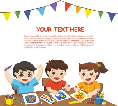 Okula dönüş. Mutlu yaratıcı çocuklar oynarken, resim, resim dersinde çizimi. Eğitim ve zevk kavramı. Beyaz arka plan üzerinde reklam broşürü için şablon.