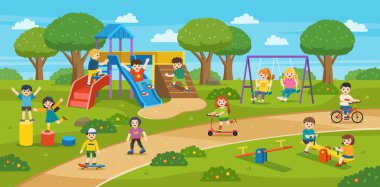 Mutlu heyecanlı çocuklar oyun alanında birlikte eğleniyorlar. Çocuklar gökyüzü arka plan ile dışında oynamak.