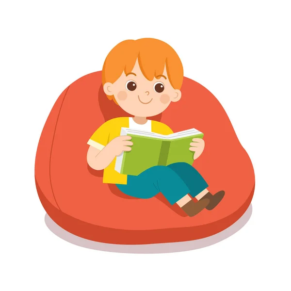 幸せな男の子読書A本に座ってソファで部屋 — ストックベクタ