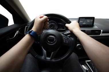 Adam sürme onun araba, seyahat, hız, hayal kırıklığı. Trip, otopark, hız. Eller direksiyonda sevk belgili tanımlık yol. Trafik sıkışıklığı. Görüntü manzara bağlamaya hazır.