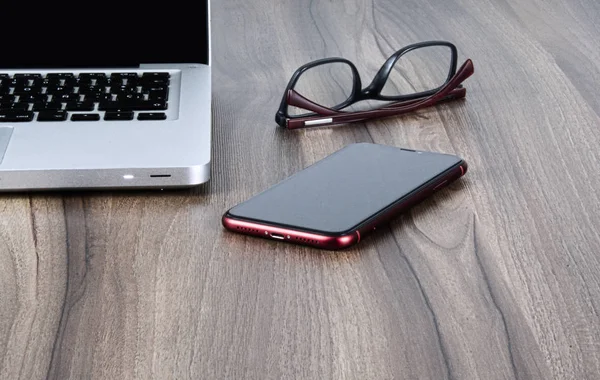 Kişisel bilgisayar, gözlük ve cep telefonundan bir ofis veya çalışma tablosu. Ofis, işyeri. çalışma