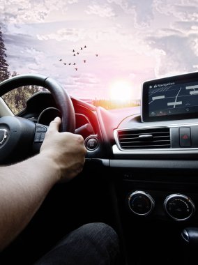 Adam arabasını yolun aşağısında. Yürü, tatil, rutin kaçan. Yol manzara. Yolculuk zevk