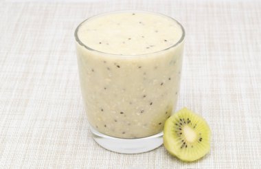 Muz ve kivi smoothies