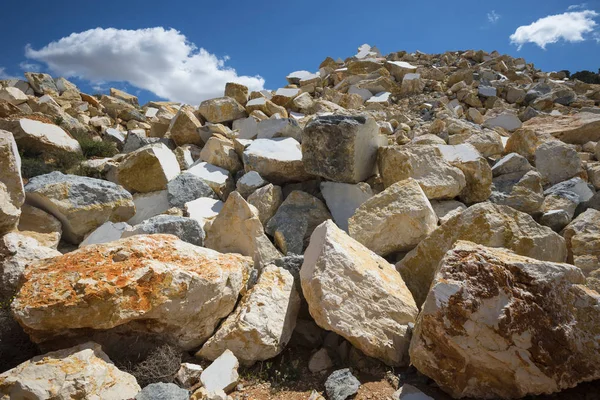 Gebroken marmeren blokken op de heuvel — Stockfoto