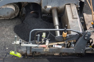 Büyük makine yeni yol ile asfaltlama teknikleri