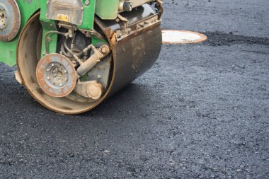 Yol boyunca sıkıştırıcı sıcak asfalt ile çalışır