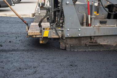 Ağır makineyle yeni yol asfaltlanıyor