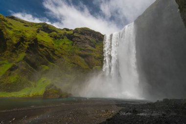 Güney İzlanda 'da Skogafoss şelalesi