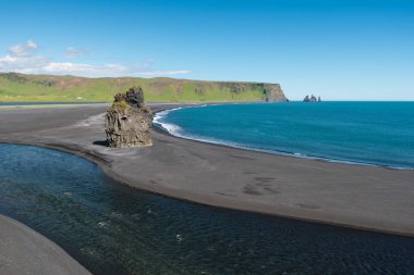 Güney İzlanda 'da kara plaj.