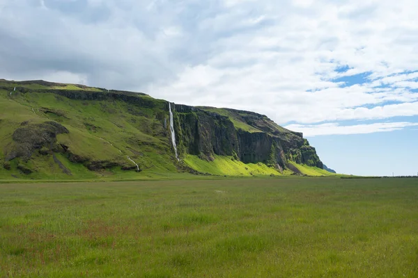 アイスランド ヨーロッパの滝のある典型的な風景 — ストック写真