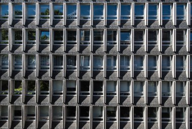 Şehirdeki yüksek apartman binası cephesi