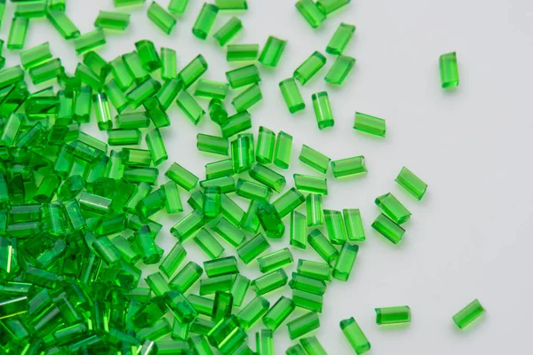 Close Resina Polímero Transparente Verde Sobre Fundo Branco — Fotografia de Stock