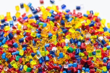 Beyaz üzerine birkaç renkli plastik polimer granüllerin gradyanı