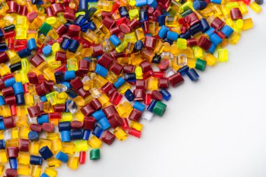 Birkaç farklı renkli plastik reçine.