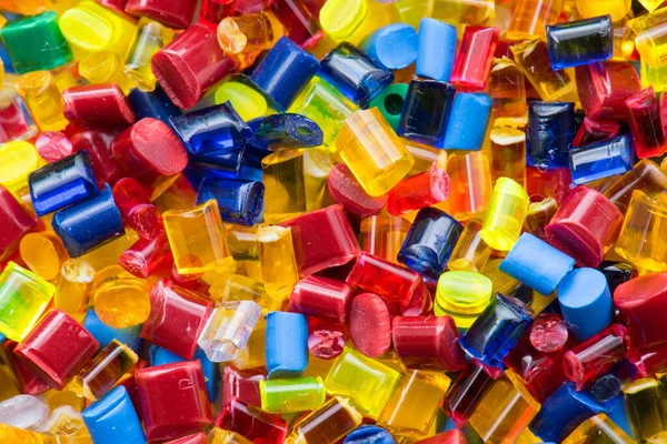 Birkaç farklı renkli plastik reçine.