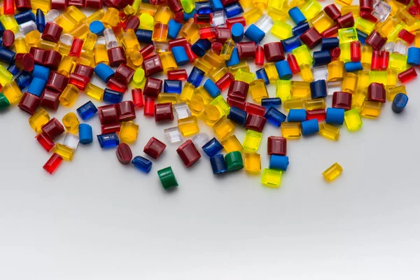 Birkaç farklı renkli plastik reçine.