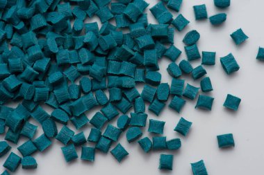 Lacivert / turkuaz plastik polimer reçine karışımı, cam lifli.