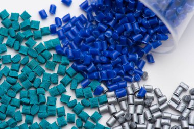 Yeşil cam elyaf takviyeli, gümüş parlaklığında, güçlendirilmemiş ve mavi polimer plastik reçine laboratuvarda.