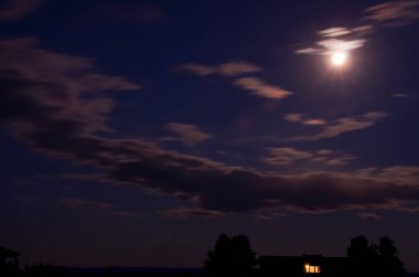Tatildeyken bir tatil Montana'da, bu dramatik iğne olmak akşam kaldığı ev vurdu.